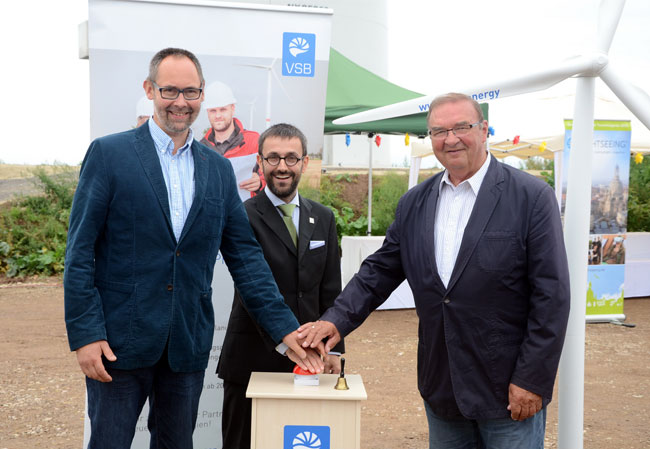 Im Bild zu sehen: v.l.n.r. Olaf Möller, Umweltstaatssekretär im Thüringer Ministerium für Umwelt, Energie und Naturschutz; Markus Brogsitter, Geschäftsführer VSB Neue Energien Deutschland GmbH, Joachim Leßner, Bürgermeister Wipperdorf Quelle: VSB Gruppe / Christian Meyer