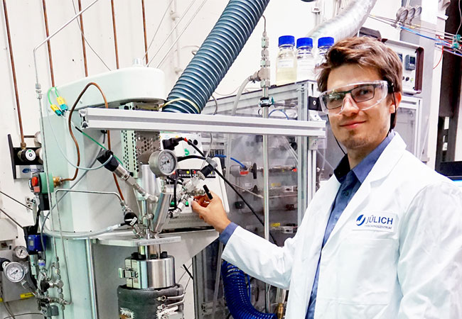 Pressebild: Holger Jorschick an der Laboranlage zur Chemischen Wasserstoffspeicherung am Helmholtz-Institut Erlangen-Nürnberg für Erneuerbare Energien (HI ERN) (Bild: Forschungszentrum Jülich / C. Heßelmann)