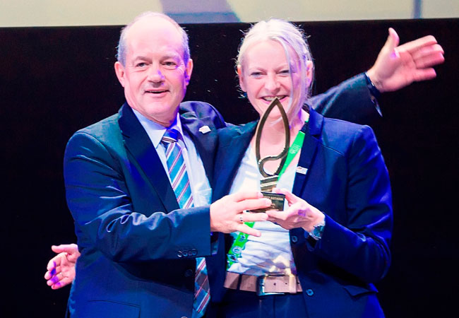 Bildunterschrift: Pavillonkommissar Dietmar Schmitz vom BMWi freut sich gemeinsam mit Pavillondirektorin Bettina Bochynek von der HMC über den Gold Award für die beste inhaltliche Umsetzung des EXPO-Themas. Foto: Deutscher Pavillon / HMC
