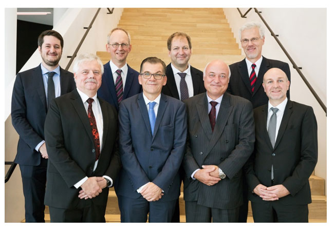 Bilduntertitel: David Albertani, Dr. Andreas Mattner,Jan Rispens, Ralf Skowronnek, Prof. Detlef Schulz, Armand Jost, Prof. Martin Kaltschmitt, Dr. Rolf Bösinger (Foto: Anna-Lena Ehlers)