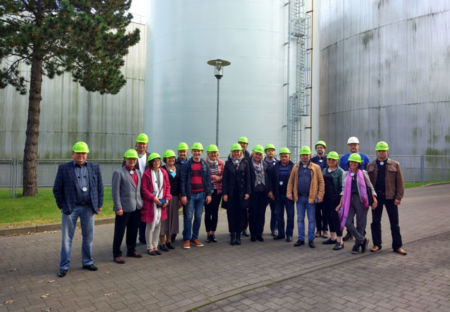 Bildunterschrift: Die Besucher aus Weißrussland erhielten im Rahmen ihrer Kraftwerksführung bei den Stadtwerken Flensburg viele praktische Informationen zur klimafreundlichen Energieerzeugung.