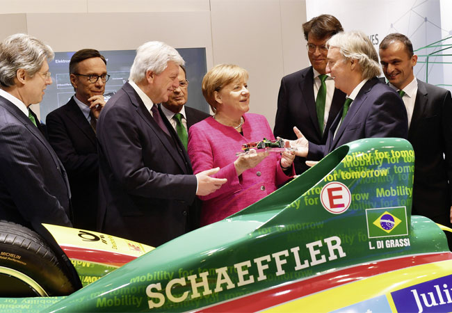 Pressebild: Gesellschafter Georg F. W. Schaeffler, Matthias Wissmann, VDA-Präsident, Volker Bouffier, Ministerpräsident Hessen, Prof. Dr. Peter Pleus, Vorstand Automotive Schaeffler AG, Bundeskanzlerin Dr. Angela Merkel, Klaus Rosenfeld, Vorsitzender des Vorstands Schaeffler AG, Prof. Dr.-Ing. Peter Gutzmer, Stellvertretender Vorsitzender des Vorstands und Vorstand Technologie Schaeffler AG, Matthias Zink, Vorstand Automotive Schaeffler AG (v.l.n.r.)