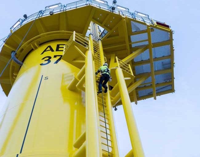 Foto: Spezialisten der OIS beim Warten eines Offshore-Windparks (Quelle: E.ON, Silke Steen)