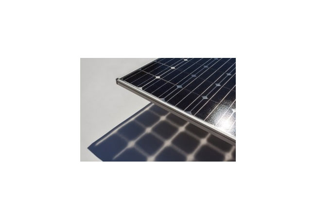 Pressebild: © Foto Fraunhofer ISE Bifaziales PV-Modul: Das CalLab PV Modules am Fraunhofer ISE hat den weltweit einzigen Teststand für die Kalibrierung dieses neuen Modultyps entwickelt, der die Sonnenstrahlung auf der Vorder- und Rückseite nutzt.