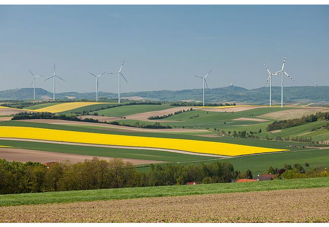 Pressebild: Der Windpark Kreuzstetten besteht derzeit aus 13 Windkraftanlagen, bis Mitte 2018 sollen weitere sieben Anlagen installiert werden