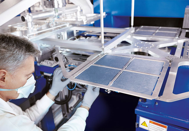 Pressebild: Wissenschaftler untersuchen, wie sie den Wirkungsgrad von Solarzellen steigern und innere Verluste reduzieren können. (© Singulus Technologies AG)