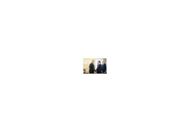 Pressebild: Mikael Damberg, Minister für Unternehmen und Innovation (links vom Ministerpräsidenten) und Ibrahim Baylan, Minister für Energie (rechts)