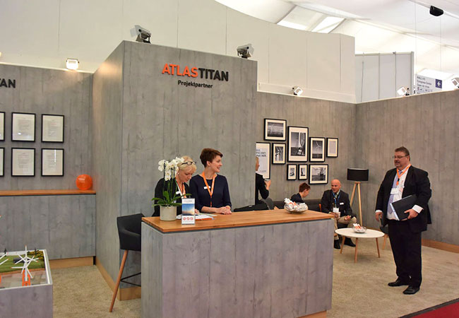 Messestand der etwas anderen Art: Ein Lounge-Bereich, ein Infodesk und eine Recruiting-Ecke verleihen dem Stand Struktur. Der wohnliche Charakter lädt zum intensiven Austausch ein. / Foto: HB