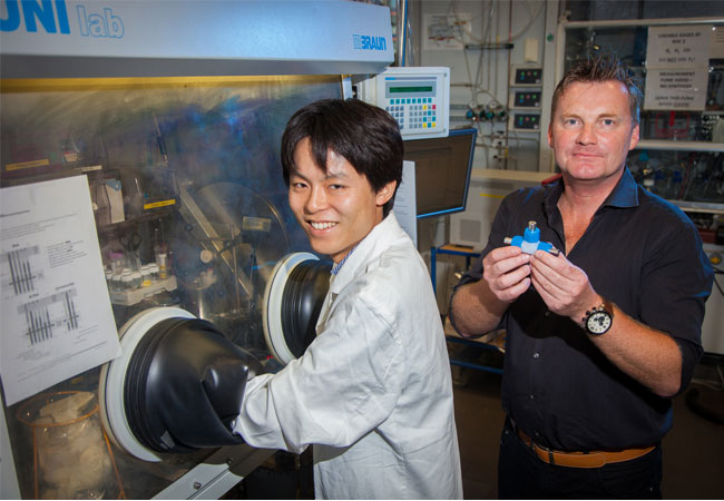 Prof. Dr. Peter Strasser (r.) mit seinem Doktoranden Toshinari Koketsu beim Zusammenbau von Batterien / © TU Berlin/PR/Christian Kielmann