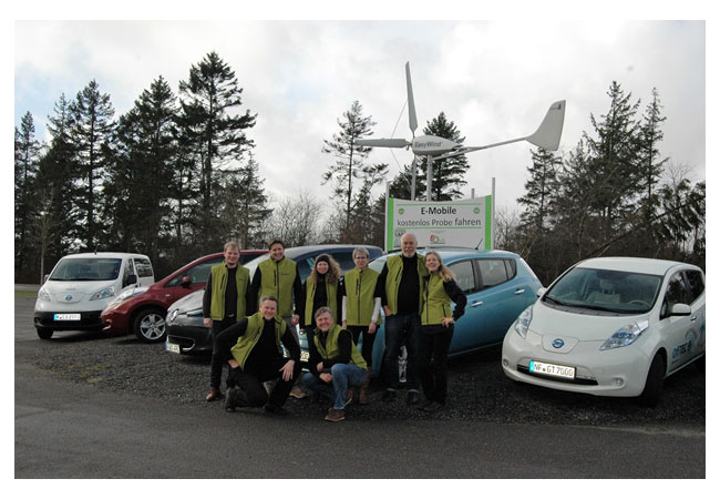 Pressebild: Bildunterschrift: „Lieber mit Strom vom Deich, als mit Öl vom Scheich“ - das Team vom GreenTEC Campus Kompetenzzentrum für E-Mobilität Foto: KH, GTC