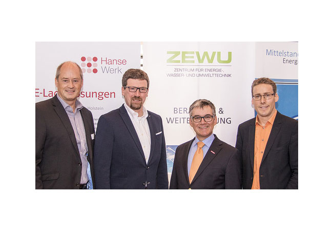 Pressebild: v.l. Thomas Brauer und Thomas Baade (HanseWerk), Hjalmar Stemmann und Dr. Kai Hünemörder (Handwerkskammer Hamburg)