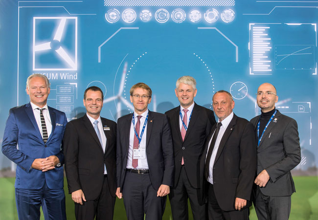 Bildunterschrift: Die Eröffnung der HUSUM Wind. / (von links nach rechts) Hermann Albers, Präsident des Bundesverband WindEnergie e.V.; Peter Becker, Geschäftsführer der Messe Husum & Congress GmbH; Daniel Günther, Ministerpräsident des Landes Schleswig-Holstein; Christoph Dammermann, Staatssekretär im Ministerium für Wirtschaft, Innovation, Digitalisierung und Energie; Reiner Priggen, Vorstandsvorsitzender Landesverband Erneuerbare Energien NRW e.V.; Matthias Zelinger, Geschäftsführer von VDMA Power Systems und energiepolitischer Sprecher VDMA / (Credits: Tim Riediger)