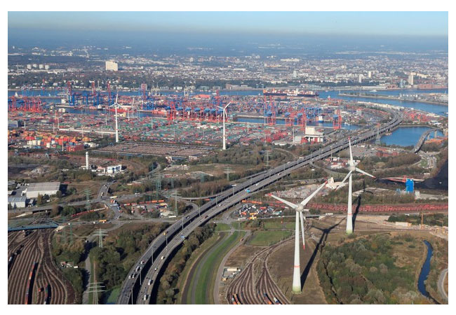 Pressebild: In einem Jahr in Hamburg: Der globale Gipfel der Windenergie. Weltweit größtes Branchentreffen spiegelt die Erfolgsstory der Windkraft wider / © HHM / Michael Lindner