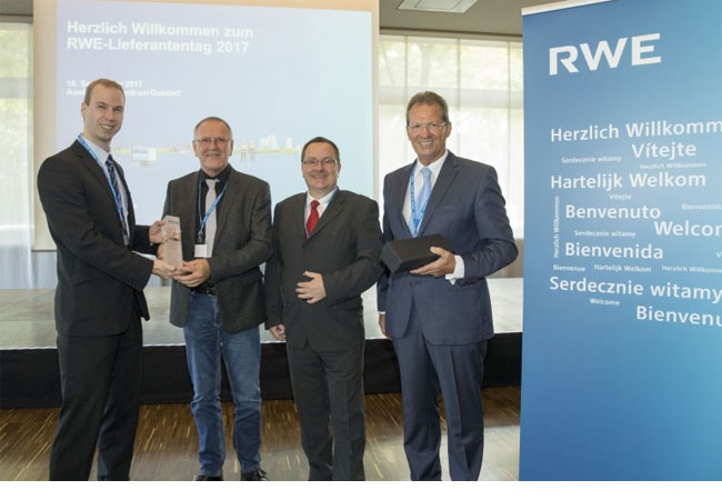 Pressebild: Industrieservice Peeters Nörvenich Daniel Sobczak (li.) und Hans-Joachim Herzog (re.) von der RWE überreichen Hans Werner Maus und Ronald Grampe von der Industrieservice Peeters GmbH den Preis, der die Nörvenicher Firma als „Strategische Lieferanten“ der RWE ausweist.