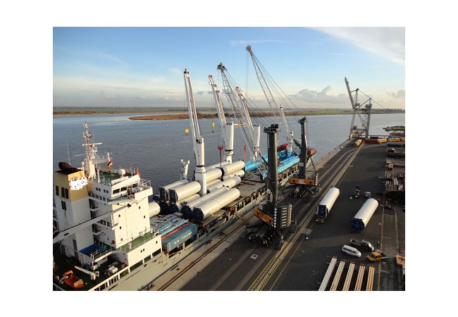 Niedersachsens Seehäfen sind Spezialisten sowohl für die logistische Abwicklung von Onshore-Windenergieanlagen (im Bild) als auch von Offshore-Projekten Bild: J. Müller Steel & Projects GmbH