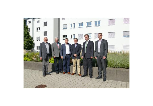 Bildtext Freuen sich über die künftige Zusammenarbeit der ovag Netz AG und der smartOPTIMO GmbH & Co. KG (v.l.n.r.): Hans-Peter Hög (Technischer Vorstand ovag Netz AG) Rolf Gnadl (Vorstand ovag Netz AG) Rainer Schwarz (Vorstandsvorsitzender ovag Netz AG) Dr. Thorsten Reichel (Leiter Recht und Kommunalmanagement ovag Netz AG)