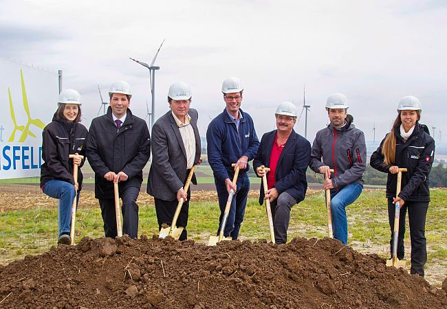 Pressebild: Beim Spatenstich im Windpark Kreuzstetten: Andrea Rössler, Bgm. Josef Zimmermann, Martin Steininger, Klaus Rammerstorfer (Leiter Projektentwicklung), Bgm. Adolf Viktorik, Markus Winter und Projektleiterin Katharina Wiesinger