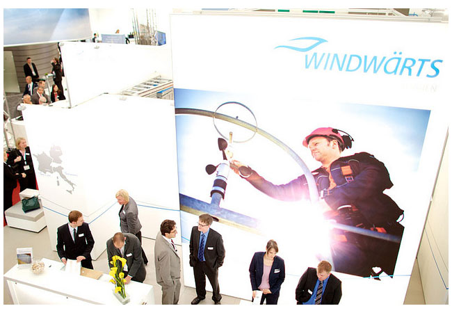 Pressebild: Husum WindEnergy 2012 – Windwärts Energie GmbH Auf der Leitmesse der Windenergiebranche präsentierte sich Windwärts als erfahrener Partner für Windenergieprojekte. Seit 1994 entwickelt, finanziert und betreibt Windwärts Windenergieprojekte und seit 1999 ist das Unternehmen im Geschäftsfeld Photovoltaik tätig. www.windwaerts.de/