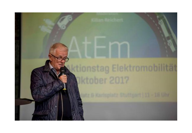 Pressebild: OB Kuhn eröffnet den "Aktionstag Elektromobilität" auf dem Marktplatz. Foto: Lichtgut/Piechowski