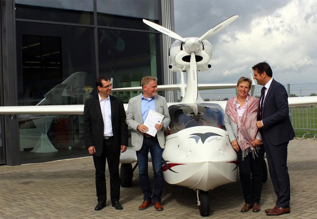 Pressebild: Übergabe des Förderbescheids (von links): Prof. Dr. Robin Vanhaelst (Ostfalia), Helmut und Elke Rind (Flywhale Aircraft GmbH & Co. KG), Wirtschaftsminister Olaf Lies.