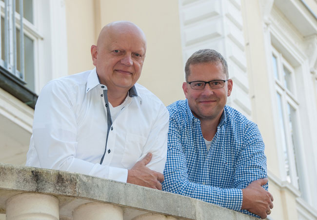 Pressebild: Seit 1997 mit Energiequelle erfolgreich: Die Geschäftsführer Joachim Uecker und Michael Raschemann