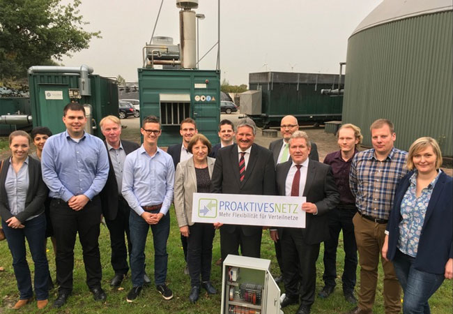 Pressebild: Grünen Strom optimal nutzen / innogy-Projekt im Emsland leistet wichtigen Beitrag für das Gelingen der Energiewende / Der emsländische Landrat Reinhard Winter und Dr. Joachim Schneider, Bereichsvorstand Technik & Operations von innogy (vorne v. l.), präsentierten das Projekt "Das Proaktive Verteilnetz".