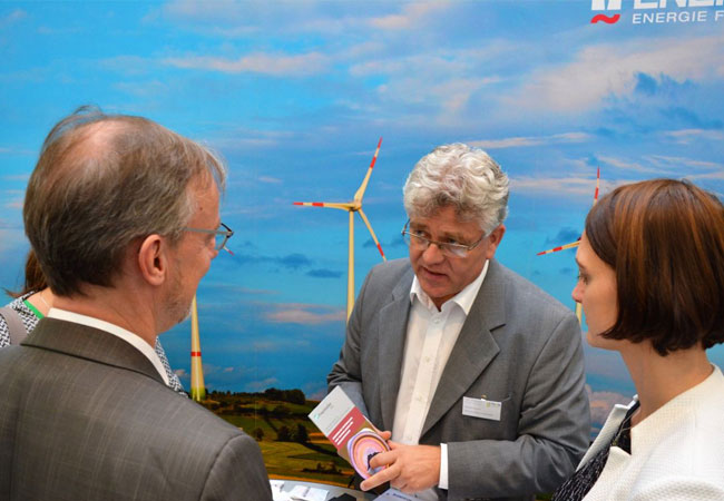 Pressebild: Dr. Martin Gude, Michael Heinrich, Jana Liebe im Gespräch beim Innovationsdialog