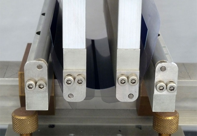 Pressebild: Starke Durchbiegung einer Solarzelle kurz vor dem Bruch im 4-Punkt-Biegeversuch / © Foto Fraunhofer CSP