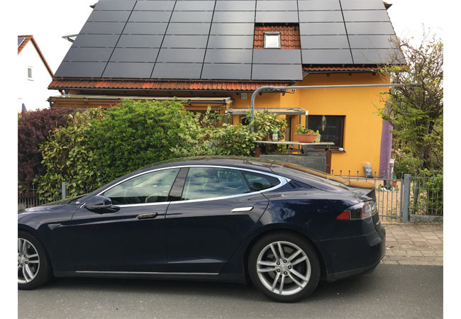 Pressebild: Tesla und Sunpower / © 2017 iKratos Solar und Energietechnik GmbH
