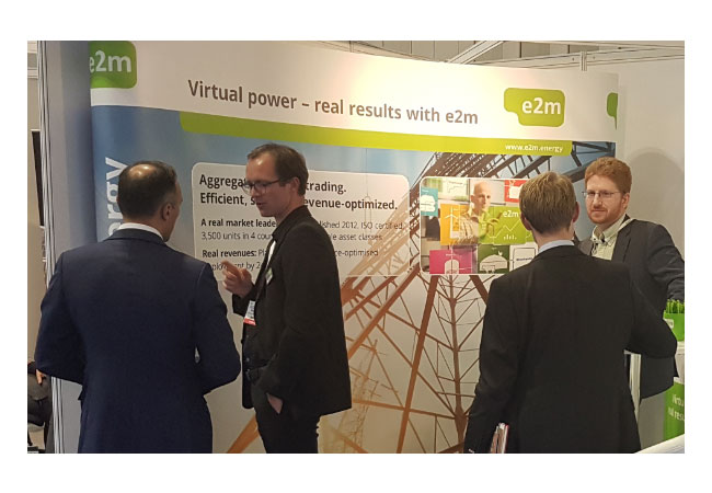 Pressebild: 2m-Experten für den englischen Markt: Marc Uhlig (links) und Russell Ellis (rechts), im Gespräch mit Messebesuchern auf der Solar & Storage in Birmingham