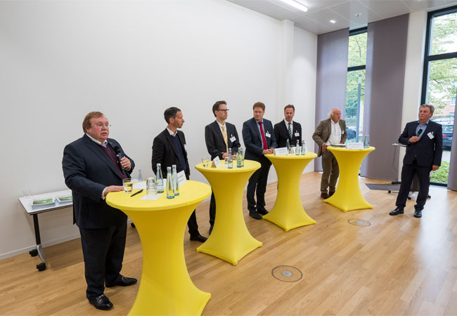 Bildunterschrift (v.l.n.r.): Bernd H. Williams-Book, Ortrander Eisenhütte GmbH, Dr. Michael Pahle, Potsdam-Institut für Klimafolgenforschung (PIK), Dr. Thilo Schäfer, Institut der Deutschen Wirtschaft, Köln, Dr. Patrick Graichen, Direktor Agora Energiewende, Berlin, Michael Geßner, Leiter der Abteilung für Energiewirtschaft, Kerntechnik und Bergbau im nordrheinwestfälischen Ministerium für Wirtschaft, Innovation, Digitalisierung und Energie, Prof. Dr. Dieter Oesterwind, Hochschule Düsseldorf sowie der Moderator Franz Lamprecht, Chefredakteur der Fachzeitschrift Energiewirtschaftliche Tagesfragen / © 2017 Copyright: Bednareck Photography