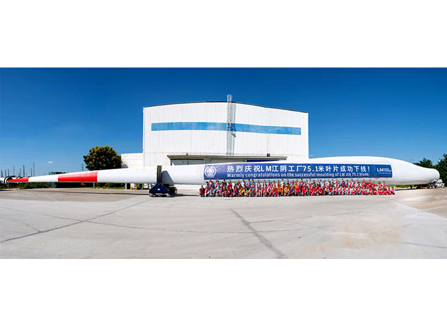 Pressebild: The first LM 75.1 P prototype blade was successfully produced on September 12 in LM Wind Power's Jiangyin, China factory.