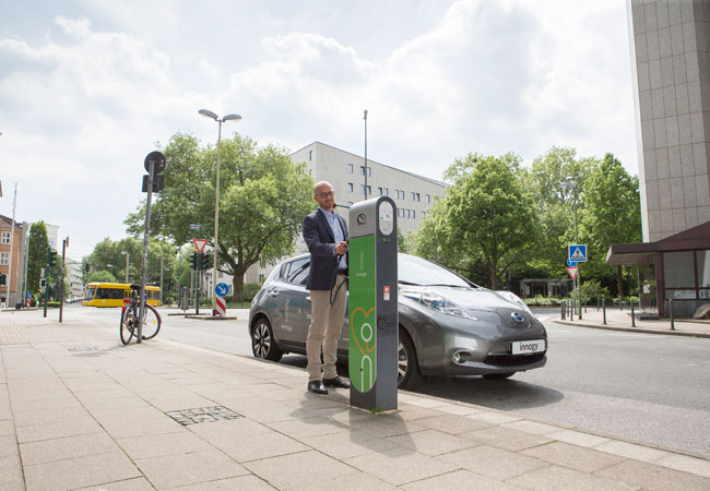 Pressebild: innogy-Ladesäule_Nissan-Leaf