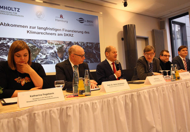 Pressebild: (v.l.n.r.): Katharina Fegebank, Prof. Dr. Martin Stratmann, Olaf Scholz, Prof. Dr. Dr. Otmar D. Wiestler, Michael Böttinger und Prof. Dr. Thomas Ludwig. Foto: Jana Meyer, DKRZ