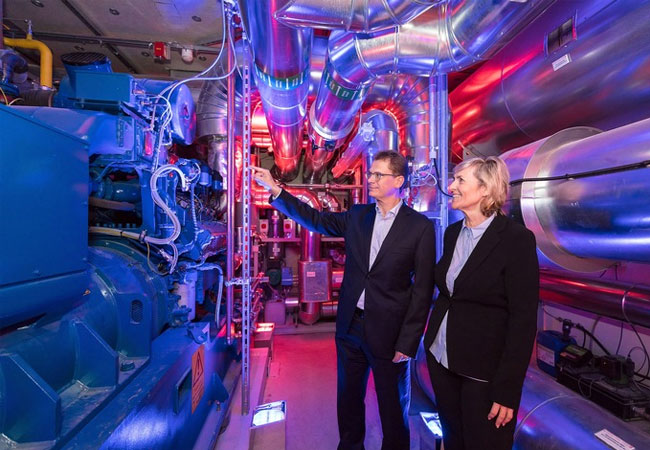 Pressebild: Inbetriebnahme des neuen Blockheizkraftwerk durch MDR-Intendantin Prof. Karola Wille und MDR Betriebsdirektor Dr. Ulrich Liebenow am 12.10.2017.