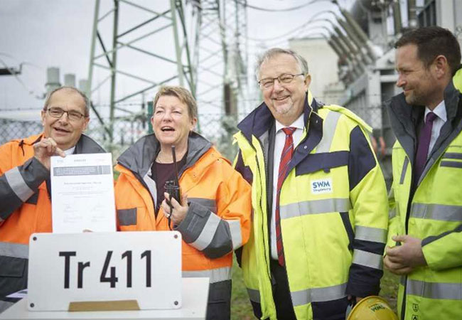 Pressebild: Sachsen-Anhalts Energie-Ministerin Claudia Dalbert gibt per Funk die Anweisung zur Inbetriebnahme des Umspannwerkes Wolmirstedt. Links neben ihr 50Hertz-Technik-Geschäftsführer Dr. Frank Golletz, rechts neben ihr Johannes Kempmann,Technischer Direktor der Städtischen Werke Magdeburg, sowie ganz rechts Rainer Schmittdiel, Geschäftsführer der Avacon Netz GmbH.