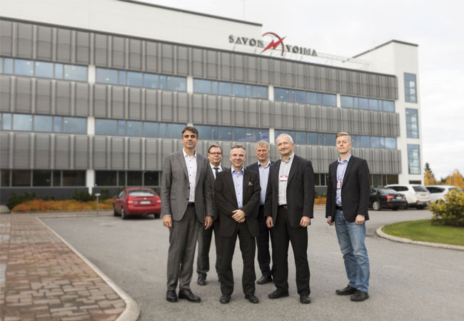 Pressebild: Partner, die einander ergänzen: Sevastos Kavanozis, Geschäftsführer für Internationale Märkte bei der e2m, Arto Sutinen, CEO der Savon Voima Gruppe und Andreas Keil, Geschäftsführer und Gründer der e2m (vordere Reihe, von links)