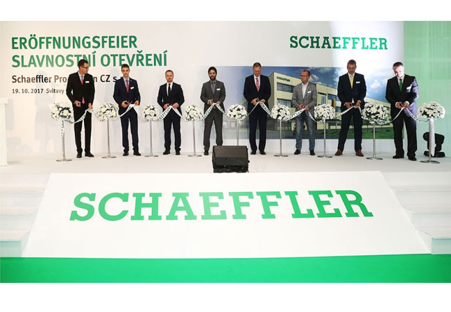 Pressebild: Schaeffler eröffnet neues Werk in Svitavy (CZ): (von links) Frank Mayer (Schaeffler, Leiter Geschäftsbereich Riemen-/Kettentrieb), Karel Kučera (Direktor Czechinvest), Jaroslav Patka (Schaeffler, COO Europa), Zbyněk Pokorný (Direktor der Abteilung für Investitionen und Industriezonen des Ministeriums für Industrie und Handel), Oliver Jung (Schaeffler-Vorstand für Produktion, Logistik und Einkauf), Martin Netolický (Hauptmann Region Pardubice), David Šimek (Bürgermeister von Svitavy), Marián Macháček (Werkleiter Schaeffler Produktion CZ, Werk Svitavy).