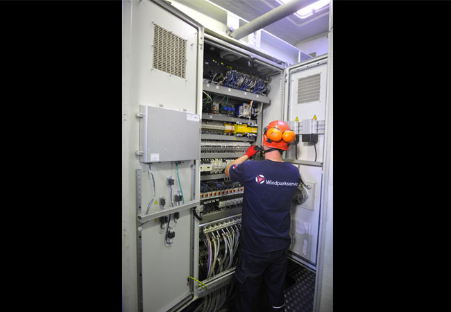Bildunterschrift: Prüfung des Schaltschrankes im Rahmen der elektrischen Jahreswartung Copyright: Windparkservice GmbH