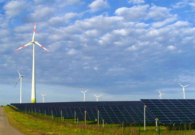 Pressebild: Im Forschungsprojekt »ReWP« wurden Werkzeuge und Verfahren entwickelt, mit denen zukünftig auch Wind- und Solarparks Regelleistung bereitstellen können. / © Fraunhofer IWES