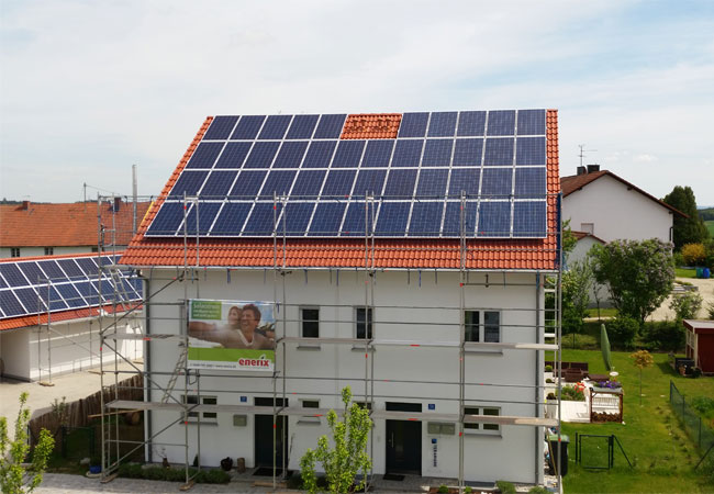 Pressebild: KfW 40 Plus Haus PV-Montage / © 2017 enerix® Franchise GmbH & Co KG