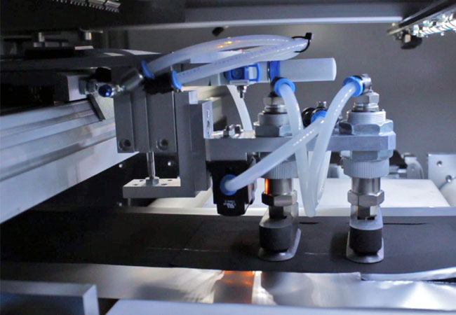 Pressebild: Automatisierte Entnahme einer vom Band beziehungsweise von der Rolle lasergeschnittenen Elektrode. © Foto Fraunhofer IWS Dresden