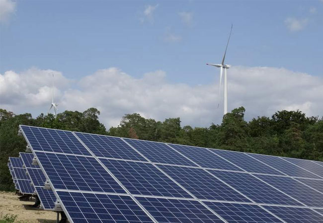 Pressebild: Die neue Photovoltaik-Anlage ergänzt den benachbarten Windpark optimal