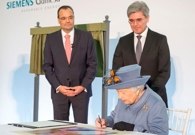 Pressebild: Queen Elizabeth besucht Offshore-Rotorblattfabrik von Siemens-Gamesa in Hull, GB
