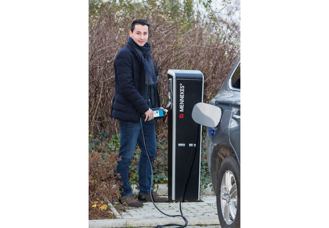 Pressebild: WEMAG-Projektmanager Benjamin Hintz schließt ein Elektroauto an der Ladesäule an, Foto: WEMAG/Stephan Rudolph-Kramer / © 2017 Stephan Rudolph-Kramer