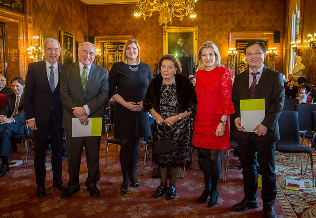 Pressebild: Gruppenfoto Preisverleihung: E. Kreuzer, Prof. Müllen, K. Fegebank, H. Greve, E.M. Greve, Prof. Feng Foto: AdWHH/Engel&Gielen