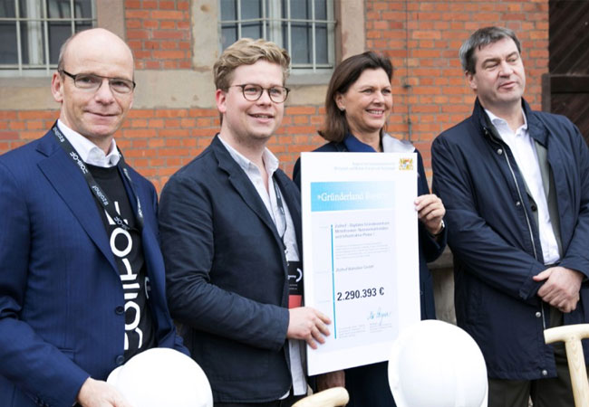 Pressebild: Feierliche Einweihung des „Zollhof Tech Incubators“ und Spatenstich für das neue Gebäude. Von links nach rechts: Prof. Dr. Tim Hosenfeldt, Leiter Zentrale Innovation bei Schaeffler, Benjamin Bauer, Geschäftsführer Zollhof, Staatsministerin Ilse Aigner, Staatsminister Dr. Markus Söder.