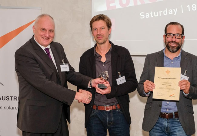 Auszeichnung mit Strahlkraft: Green City Energy AG erhält Europäischen Solarpreis 2017 von EUROSOLAR / Europäischer Solarpreis 2017 (v.l.n.r) EUROSOLAR-Präsident Prof. Peter Droege würdigt Green City Energy-Vorstand Jens Mühlhaus und Unternehmenssprecher Martin Betzold am 18. November 2017 in Wien.