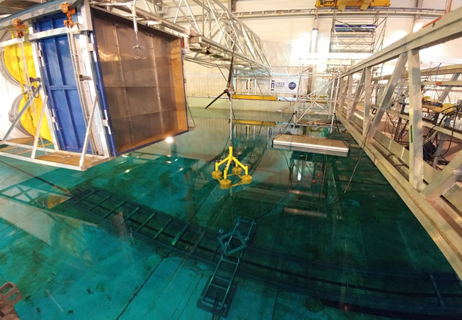 Pressebild: Testbecken der schwimmenden Offshore-Windanlagen / Bildquelle: „Daniel Walia, Stiftungslehrstuhls für Windenergietechnik der Universität Rostock“