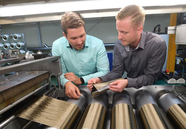 Pressebild: Verfahrensingenieure des Cetex Institutes forschen an der Optimierung des gassenfreien Spreizens sowie des Imprägnierens einer Basaltfaser mit einer Kunststoffmatrix. / Foto: Wolfgang Schmidt